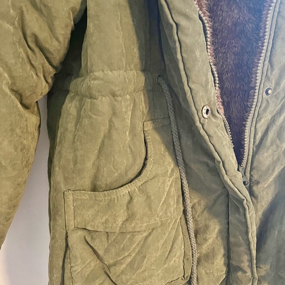 4How Olive green warm hooded Winter Parker - Picture 4 of 4